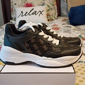 GUESS Samra2 Logo Black And White Sneakers In Box 8M